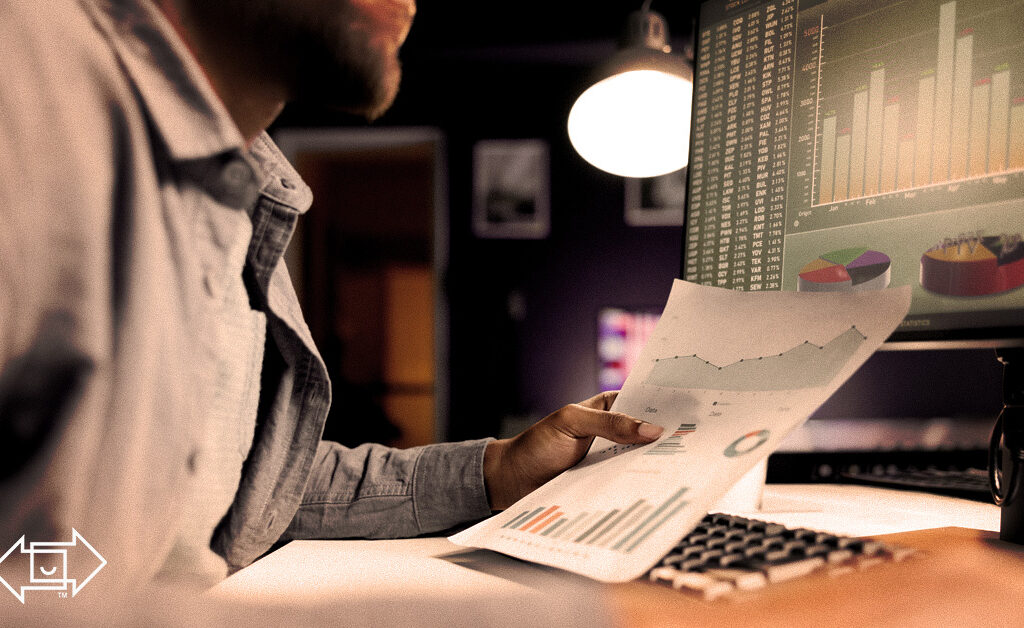 warehouse worker on the computer analyzing data-driven labor management