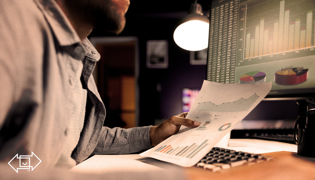 warehouse worker on the computer analyzing data-driven labor management